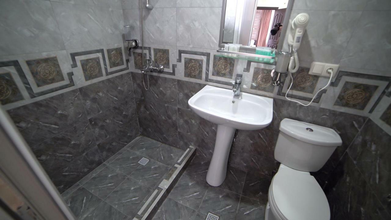Hotel Progress Batumi Esterno foto