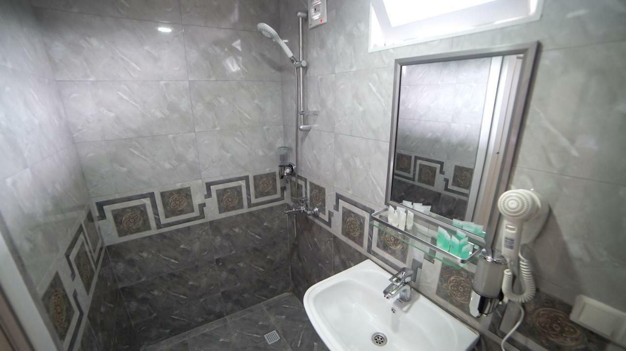 Hotel Progress Batumi Esterno foto